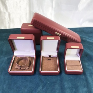กล่องเครื่องประดับหนัง PU คุณภาพดี ป้ายโลหะ รูปทรงโค้ง สำหรับเก็บแหวน จี้ สร้อยข้อมือ บรรจุภัณฑ์กล่องของขวัญ - Product Image 2