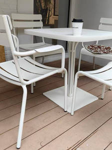 Ensemble de salle à manger d'extérieur tout <span class=keywords><strong>en</strong></span> aluminium empilable et résistant aux intempéries |   Table et chaises imperméables et antirouille pour cour, terrasse et café - Product Image 6