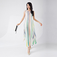Robe d'été plissée Miyake Robe sans manches à la mode pour femmes Robe de banlieue décontractée de haute qualité Motif rayé imprimé