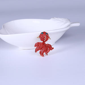 Broche de Carpa Roja de Aleación con Diamantes de Imitación, Estilo Unisex, Accesorio de Moda, Diseño de Animal Versátil - Product Image 4