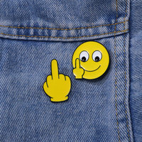 Broche en alliage émaillé jaune vif motif visage souriant avec doigt d'honneur, épinglette pour la décoration quotidienne des vêtements