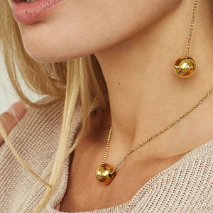 Collar con colgante de bola de acero inoxidable, cadena tipo caja, diseño geométrico unisex, tono dorado - Product Image 2