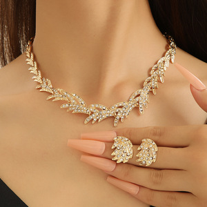 Ensemble collier et boucles d'oreilles, accessoires exagérés du Moyen-Orient, alliage avec diamants complets, ensemble de bijoux de banquet pour Madame - Product Image 1