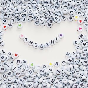 Juego de 1300 Piezas de Letras del Alfabeto Acrílicas A-Z, Cuentas Redondas Planas con Números y Corazones en Caja para Hacer Pulseras y Joyería DIY - Product Image 4