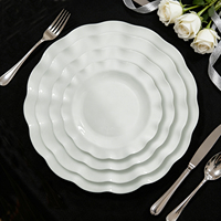 Sous-assiette festonnée en porcelaine fine, assiettes plates blanches à bord ondulé en forme de fleur