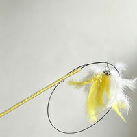 Jouet pour chat multi-styles avec plumes colorées et clochette, bâton de chatonnière résistant aux morsures, jouet d'intérieur pour le divertissement des chats, vente en gros