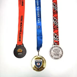 カスタムフットボールメタルチャイナとメダルメダリオンランニングカップトロフィーバッジメダル
