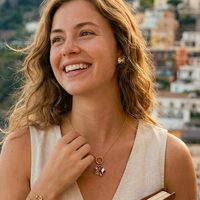 Ensemble de bijoux italiens tendance plaqué or avec boucles d'oreilles papillon et collier pendentif pour femme, idéal pour la vente en gros et la personnalisation