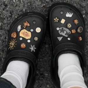 Décorations de chaussures en alliage de conception innovante Types de boucles de totem amovibles uniques pour chaussures Cro Matériel métallique bricolage - Product Image 4