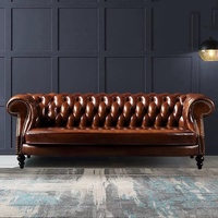Canapé Chesterfield en cuir ciré vieilli de style vintage, idéal pour le salon d'une villa de style américain ou une salle de fumée.