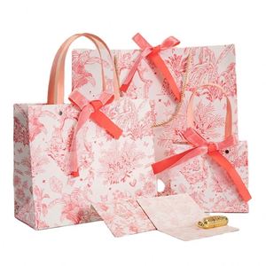 Bolsas de Regalo Plegables de Papel Kraft/Cartón con Asas Modernas de Cinta KM, Color y Tamaño Personalizados, Impresión Flexográfica de 8 Colores para Ropa - Product Image 1