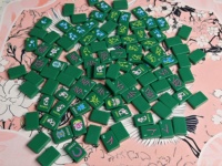 Set Mahjong Akrilik Solid Hijau Tua Mewah 166 Ubin Motif Jamur Hutan Bunga Joker Alami Permainan Meja Kolektor Amerika