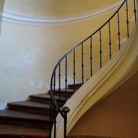 Escalier en colimaçon courbé sur mesure Prima, support métallique, marches en bois massif, main courante en acier inoxydable, escaliers de luxe pour la décoration de villa