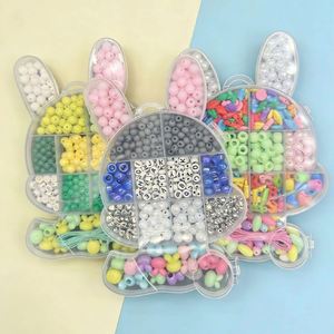 Set de Manualidades con Forma de Conejo para Niños, Kit de Fabricación de Joyas con Cuentas de Perlas y Letras Acrílicas en Caja de Conejo - Product Image 1