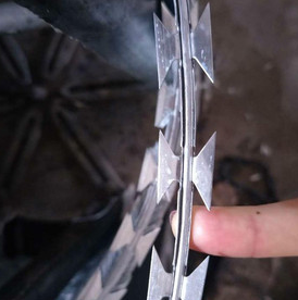 Galvanized Razor Wire, Concertina Type Anti‑Climb Security <b>Fence</b> for Prison, <b>Border</b>, Highway and Perimeter Protection - Product Image 3