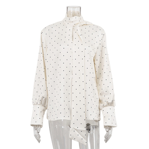 2025 autunno <span class=keywords><strong>Beige</strong></span> in raso a maniche lunghe da <span class=keywords><strong>donna</strong></span> eleganti camicette da <span class=keywords><strong>donna</strong></span> a pois con cravatta a maglia camicetta bianca con punti neri - Product Image 4