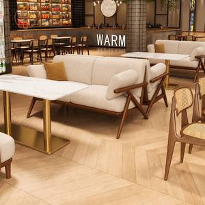 Ensemble de chaises et tables en rotin naturel pour restaurant avec structure en noyer et plateau de table en or brossé pour salle à manger de style nordique - Product Image 1