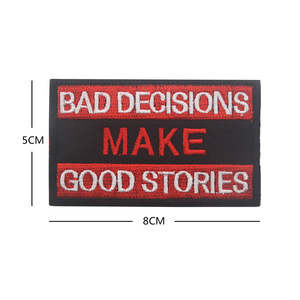 Toppa in tessuto ricamata rettangolare in tela ecologica con testo in inglese: Bad Decisions Make Good Stories - Product Image 4