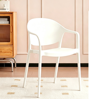Chaise de salle à manger contemporaine en plastique PP empilable, imperméable et écologique, avec accoudoirs, pour l'extérieur, la maison, le bureau et la salle de sport