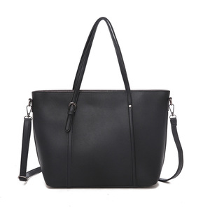 Venta al por mayor Unisex PU cuero impermeable media luna bolso de alta capacidad dos axilas correas cremallera cadenas de moda Color puro - Product Image 3