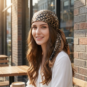 Sciarpa Quadrata da Donna con Stampa Leopardata in Materiale alla Moda, Indossabile in Diverse Modalità - Product Image 4