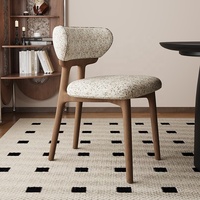 Chaise de salle à manger scandinave haut de gamme, revêtement en similicuir, structure en bois massif, design durable et écologique, mobilier de maison, atelier