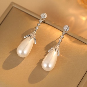 Boucles d'oreilles longues tendance pour femme en laiton plaqué or, motif géométrique, imitation perle, style français luxueux et élégant, en verre trempé - Product Image 1