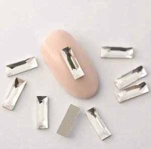 Strass Swarovski colorés et brillants 2555 Cosmic rectangulaires, utilisés pour les projets de nail art ludiques avec une esthétique tendance - Product Image 1