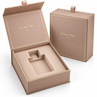 Boîte cadeau de luxe personnalisée pour parfum avec ruban, couvercle magnétique à charnière, boîte rigide en papier avec insert souple pour flacon de parfum