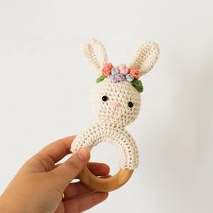 Natürliche holz Schöne Hase Handgemachte gestrickte Rassel Baby Zahnen Puppe Häkeln Spielzeug - Product Image 2