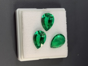 Prix de gros usine – Pierre d'émeraude verte colombienne taille poire pour la fabrication de bijoux - Product Image 3
