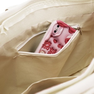 Sac fourre-tout unisexe en toile de coton modèle TC, personnalisable avec logo, deux poignées, fermeture ouverte, chaînes et broderie de lettres - Product Image 4