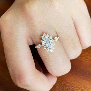 Anello a Forma di Fiore Marquise, Design Creativo per Donne - Product Image 2
