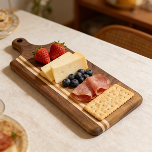 Tabla de Madera de Arce y Nogal Negro para Servir Charcutería y Quesos, con Logotipo Personalizado de Natural House y Orificio para Colgar - Product Image 2