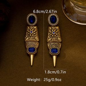 Boucles d'oreilles clous vintage de luxe léger et de niche, style Court Wind-Sand Gold, avec perle coquillage et motif Dieu de la Richesse, pour la main gauche - Product Image 2