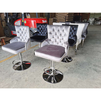 Tabouret de bar de luxe moderne rembourré, capitonné, avec garniture à clous, anneau de traction Lion, pivotant, réglable, base dorée, pour club et hôtel
