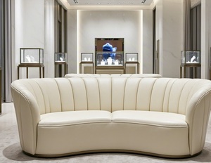 Canapé sectionnel incurvé moderne en cuir crème avec base dorée de haute qualité pour boutique de luxe - Product Image 2