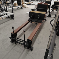 Lit de Pilates Reformer en aluminium peint par pulvérisation à effet bois de luxe, avec base en aluminium sur mesure, pour studio de Pilates commercial