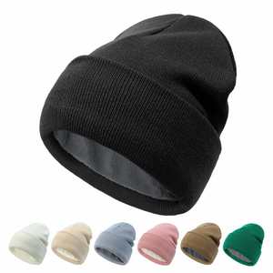 Gorros de punto unisex al por mayor en stock, gorros sólidos con logotipo personalizado, gorros de invierno cálidos con forro polar y puño de acrílico - Product Image 1
