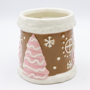 Tasse à café/chocolat chaud en céramique, motif maison de pain d'épices nostalgique en 3D, gaufrée, faite à la main, cadeau de Noël mignon et personnalisé - Product Image 6