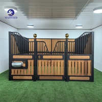 Équipement d'écurie de luxe en bambou noir à ventilation, avec frontaux articulés et mangeoire, pour club équestre professionnel