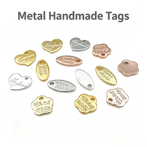 Étiquettes personnalisées en métal faites à la main, en forme de cœur et de fleur, plaquées, pour la fabrication de bijoux, les accessoires artisanaux et le secteur de l'habillement - Product Image 3
