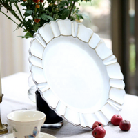 Assiettes de présentation décoratives blanches polies XiangJin Fashion – Accessoires modernes pour la maison, vente en gros, vaisselle en plastique PP pour mariages et fêtes