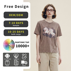Chemisier en maille tendance à motif cheval artistique, effet vieilli, délavé vintage, taupe, col rond, pour l'été - Product Image 1