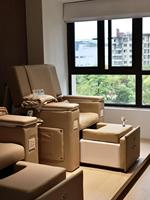 Fauteuil de pédicure multifonctionnel inclinable avec massage et bain de pieds, idéal pour salon de manucure, institut de beauté et espace de relaxation.
