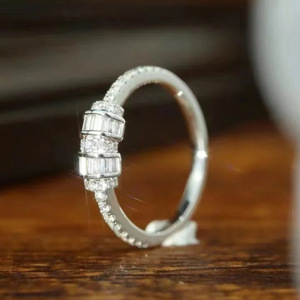 Anello di Fidanzamento Q888 per Donna in Oro Bianco con Diamanti Taglio Baguette e Pietre Laterali Naturali Colore G - Product Image 5