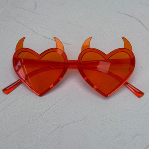 Gafas de sol para fiesta de Halloween, forma de corazón, cuernos de diablo, lentes de sol novedosas y lindas, regalo para disfraz de amigos - Product Image 1
