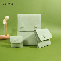 Pochette à bijoux minimaliste YADAO en microfibre verte avec bouton pour ranger les bagues, colliers, bracelets et boucles d'oreilles