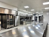 Équipement de Cuisine Professionnelle en Acier Inoxydable, Ensemble Complet pour Restaurants et Hôtels, Plan de Travail Inclus