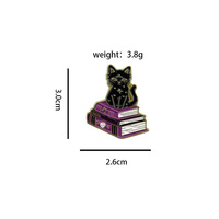 Épinglette en émail avec chat noir sorcier sur livre de sorts, broche gothique occulte